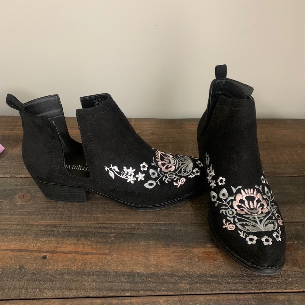 Olivia Miller side cut out ankle booties